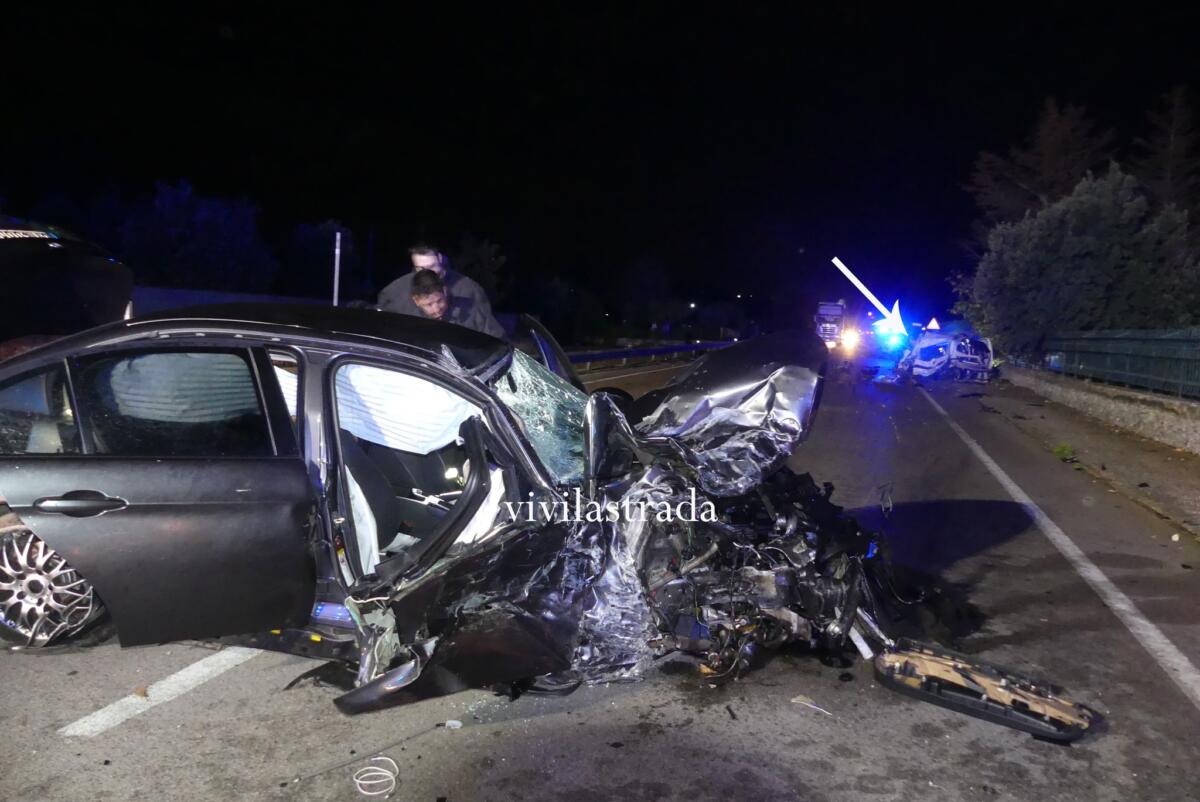 Scontro tra due auto sulla Ss 172 tra Alberobello e Castellana Grotte: un morto e cinque feriti Scontro tra due auto sulla Ss 172 tra Alberobello e Castellana Grotte: un morto e cinque feriti