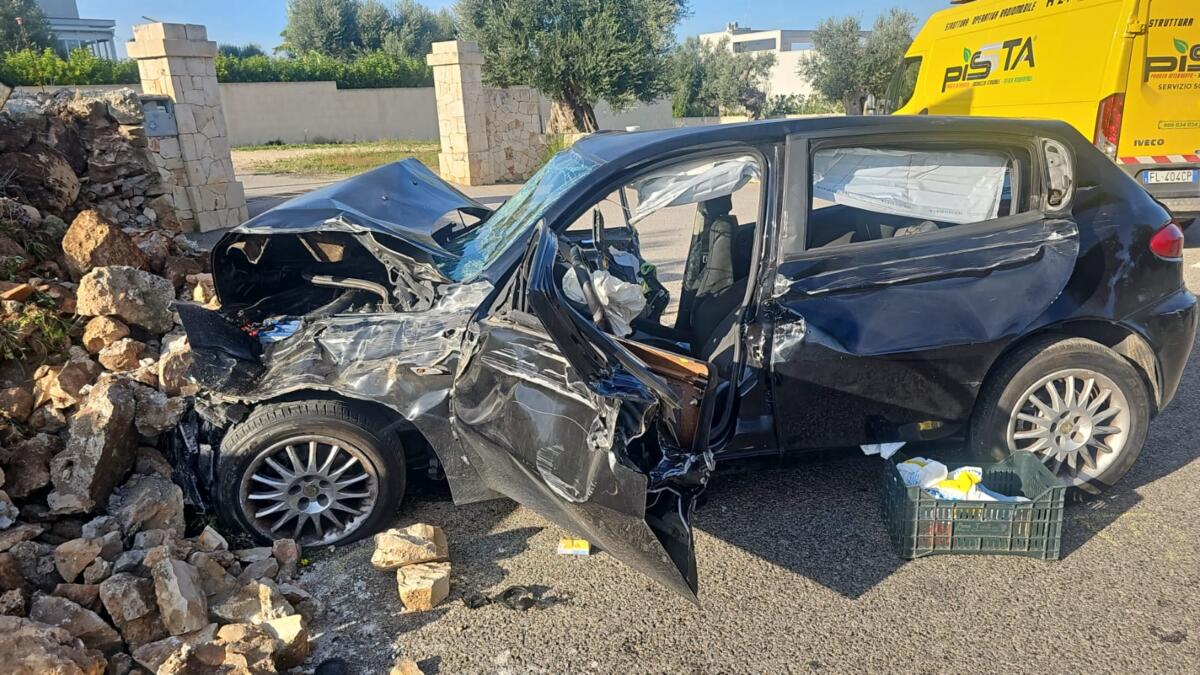 Galleria foto 'Incidente sulla strada provinciale tra Monopoli e Castellana, auto contro un muretto a secco: un morto' - foto 1
