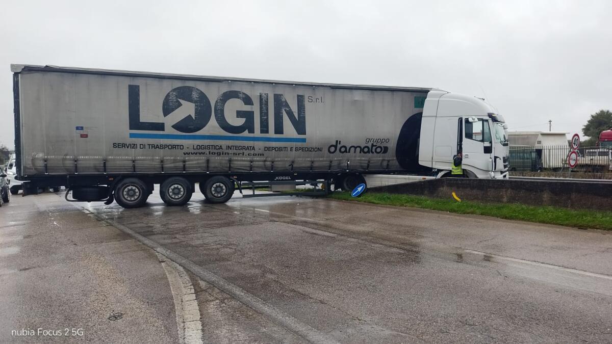 Doppio incidente tra Corato e Andria: camion invade la corsia opposta e finisce di traverso