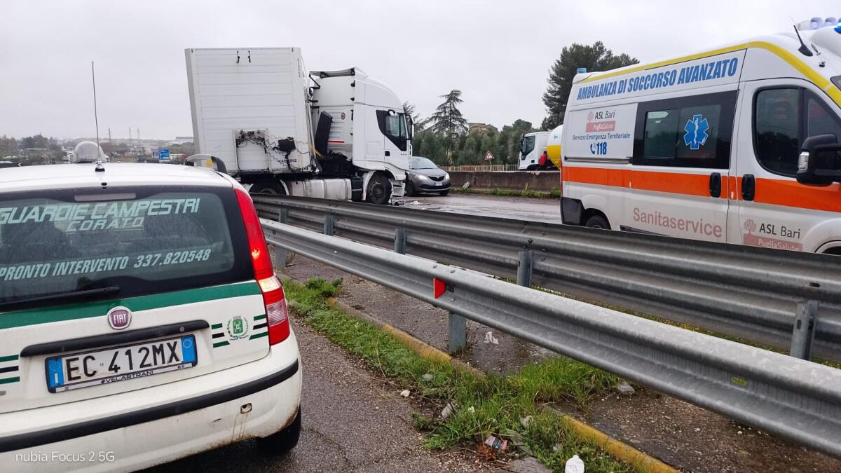 Doppio incidente tra Corato e Andria: camion invade la corsia opposta e finisce di traverso