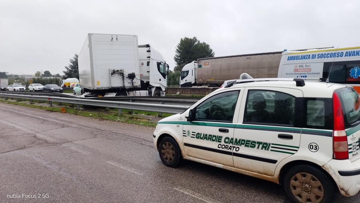 Doppio incidente tra Corato e Andria: camion invade la corsia opposta e finisce di traverso