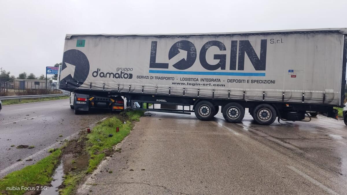 Doppio incidente tra Corato e Andria: camion invade la corsia opposta e finisce di traverso