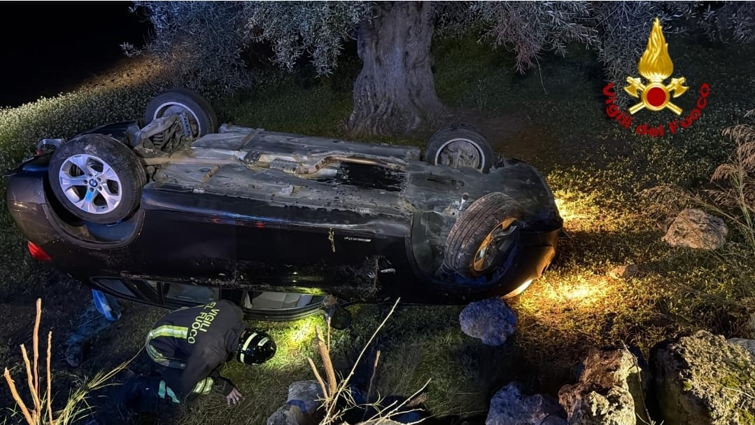 Tragedia nel Brindisino, perde il controllo dell’auto e finisce contro il muro di una villa: muore un 20enne