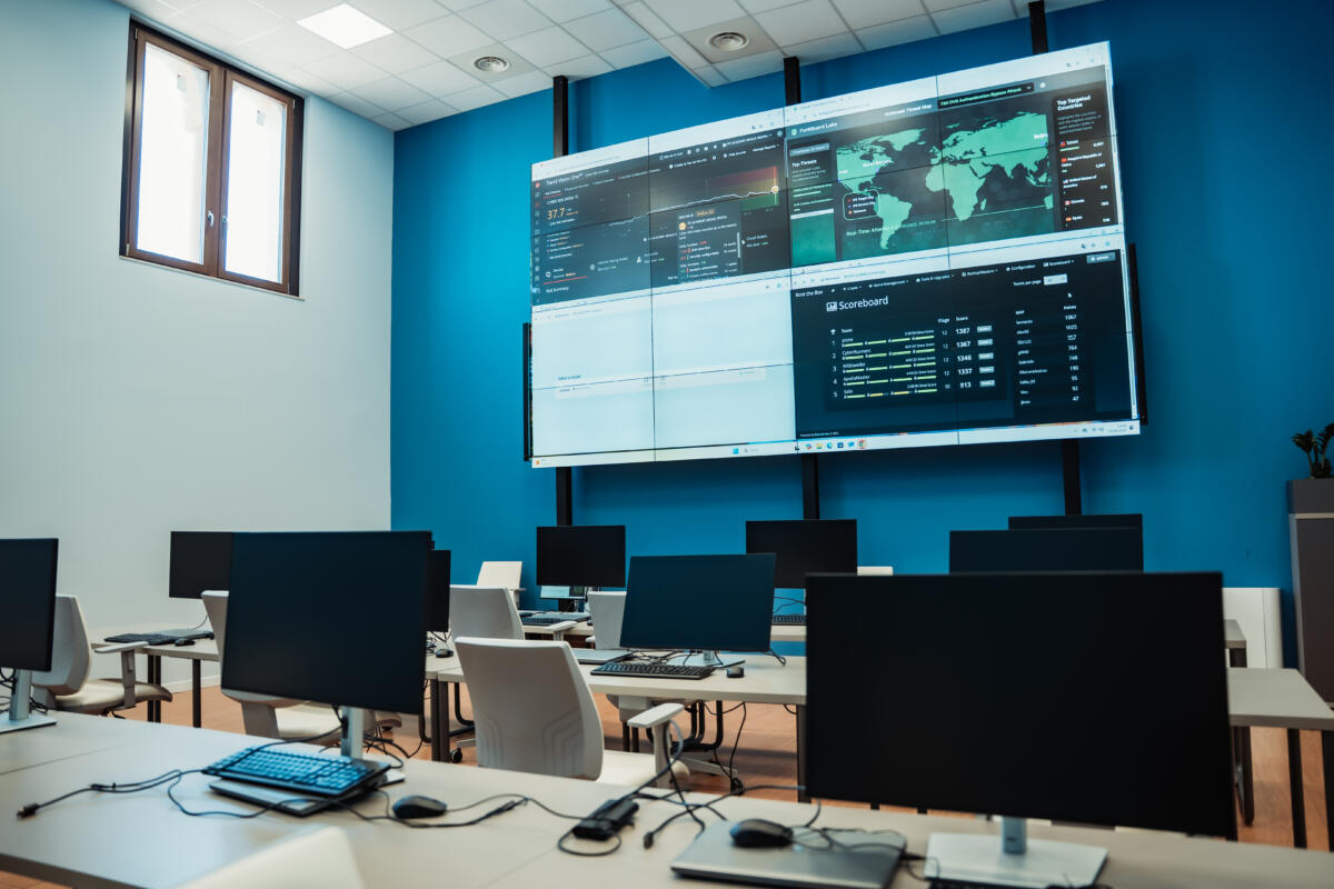 Galleria foto 'Bari, oltre 300 “pirati informatici” proveranno ad hackerare i sistemi informatici di una smart city' - foto 1