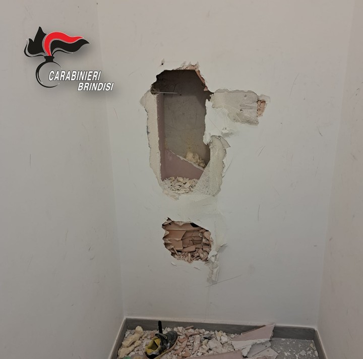 Francavilla Fontana, nasconde due pistole e 75mila euro in contanti: arrestato un 52enne Francavilla Fontana, nasconde due pistole e 75mila euro in contanti: arrestato un 52enne