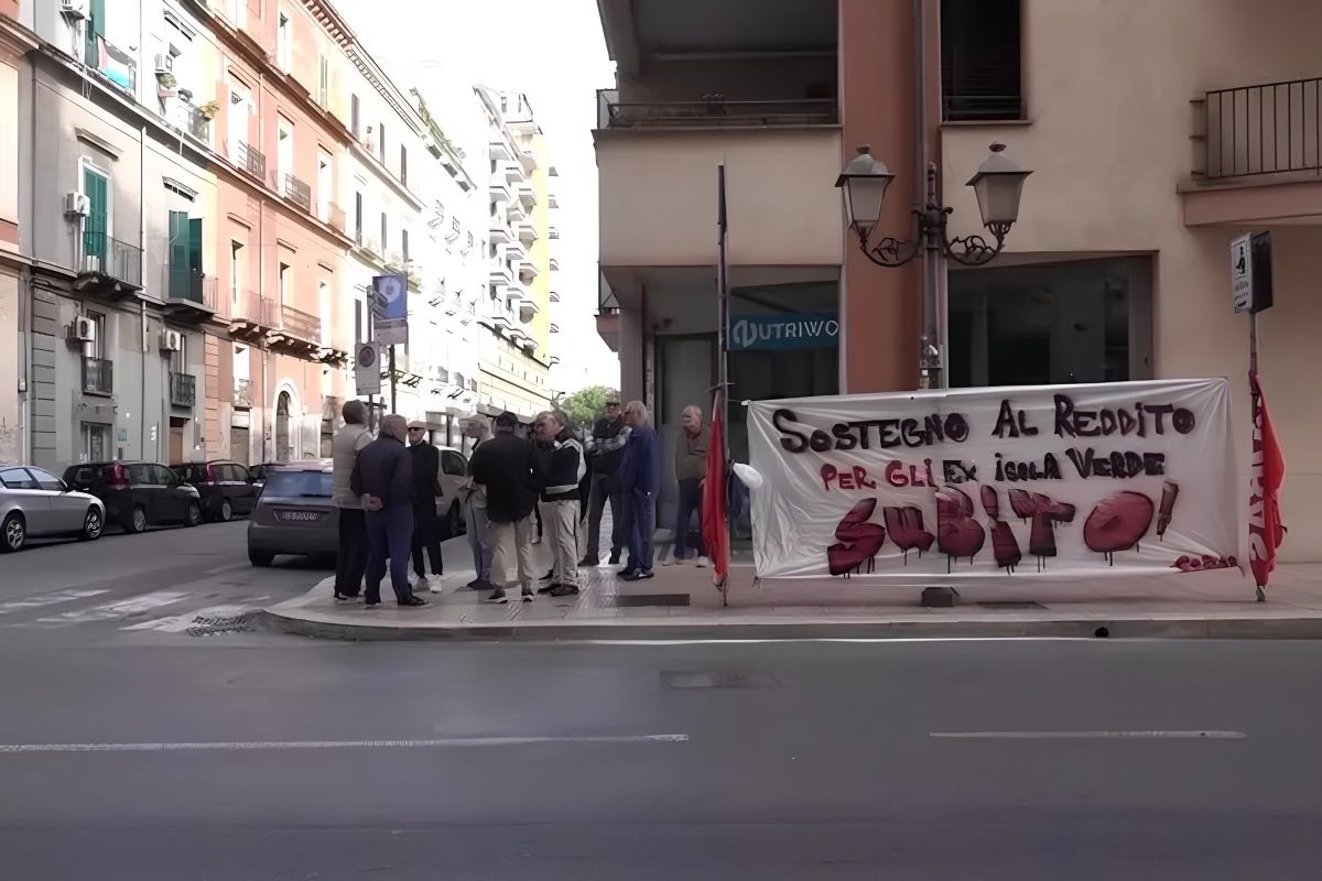 Galleria foto 'Taranto, protesta lavoratori ex Isolaverde: «Senza reddito da maggio, servono aiuti»' - foto 1