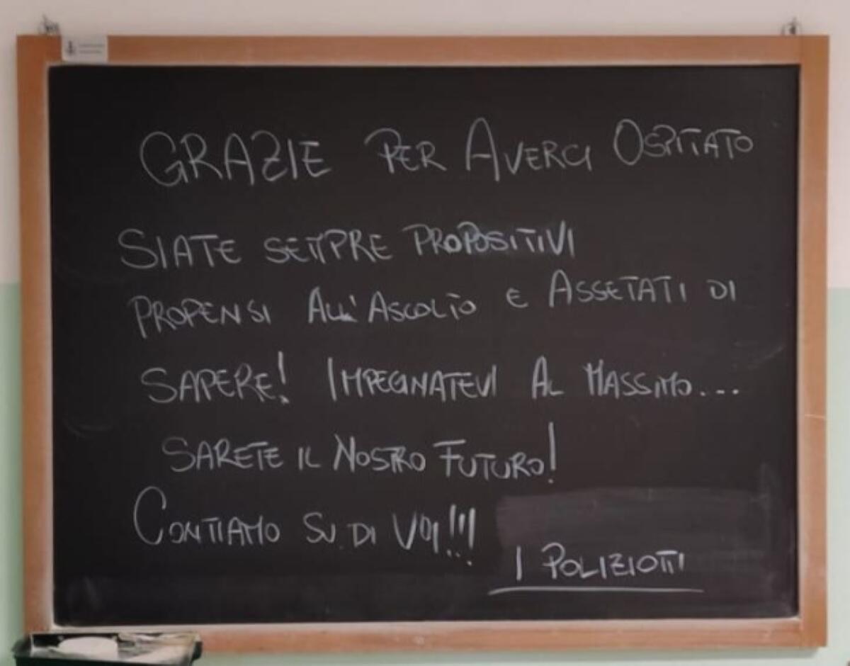 Bitonto, sorpresa in aula dopo il voto. I poliziotti lasciano una dedica agli alunni: «Siete il nostro futuro» Bitonto, sorpresa in aula dopo il voto. I poliziotti lasciano una dedica agli alunni: «Siete il nostro futuro»
