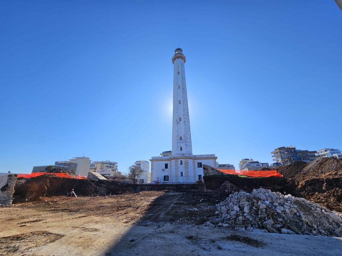 Waterfront di San Cataldo a Bari, proseguono i lavori per la scalinata che collegherà il faro al mare