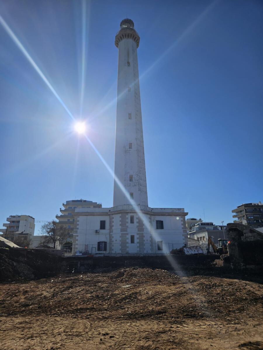 Waterfront di San Cataldo a Bari, proseguono i lavori per la scalinata che collegherà il faro al mare
