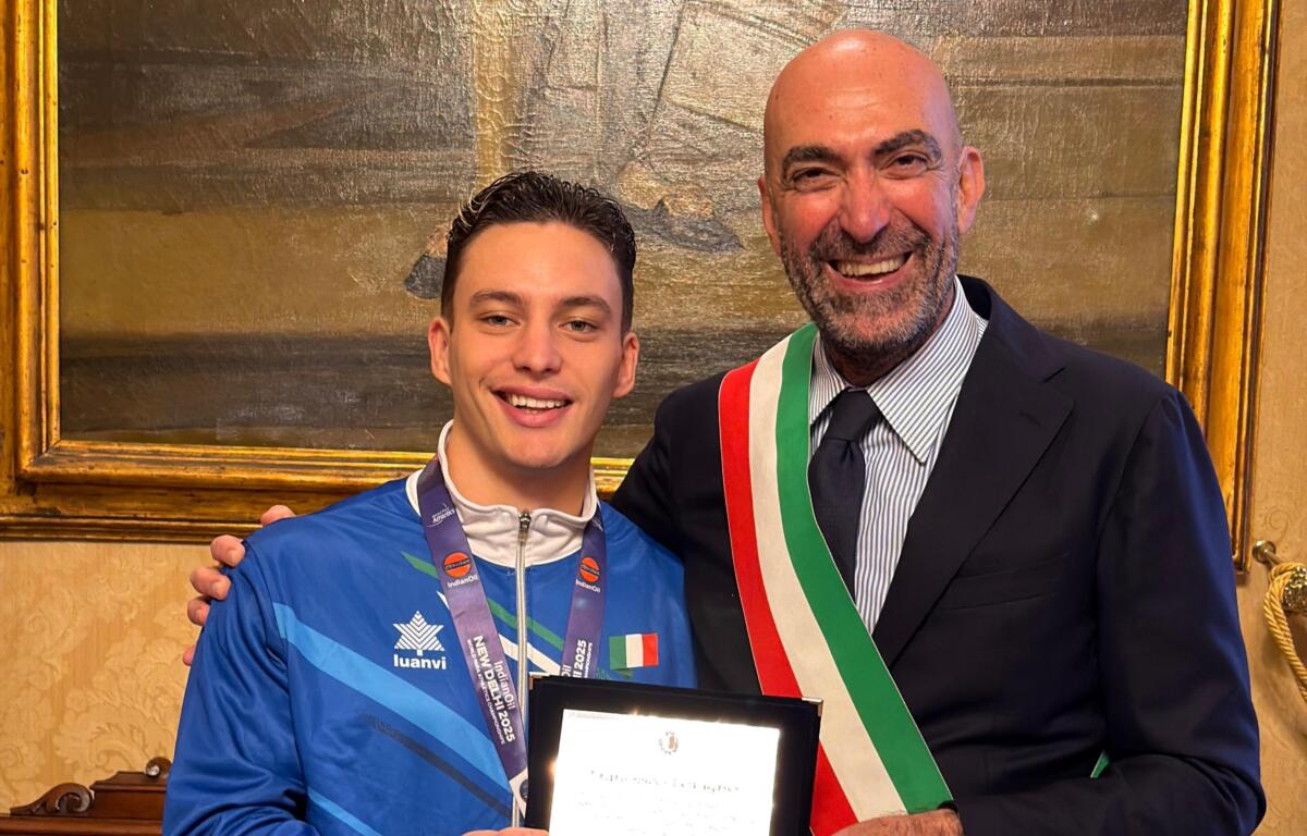 Galleria foto 'Bari, Francesco Loragno bronzo ai mondiali paralimpici di atletica in India: il sindaco lo premia' - foto 1