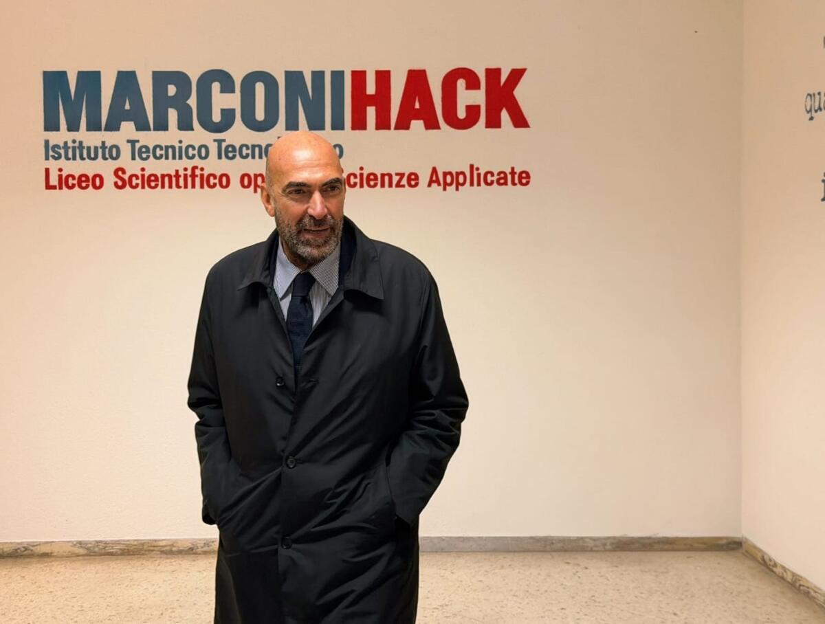 Bari, gli studenti del “Marconi-Hack” entrano nella sede temporanea di via Re David: «Impegno mantenuto»