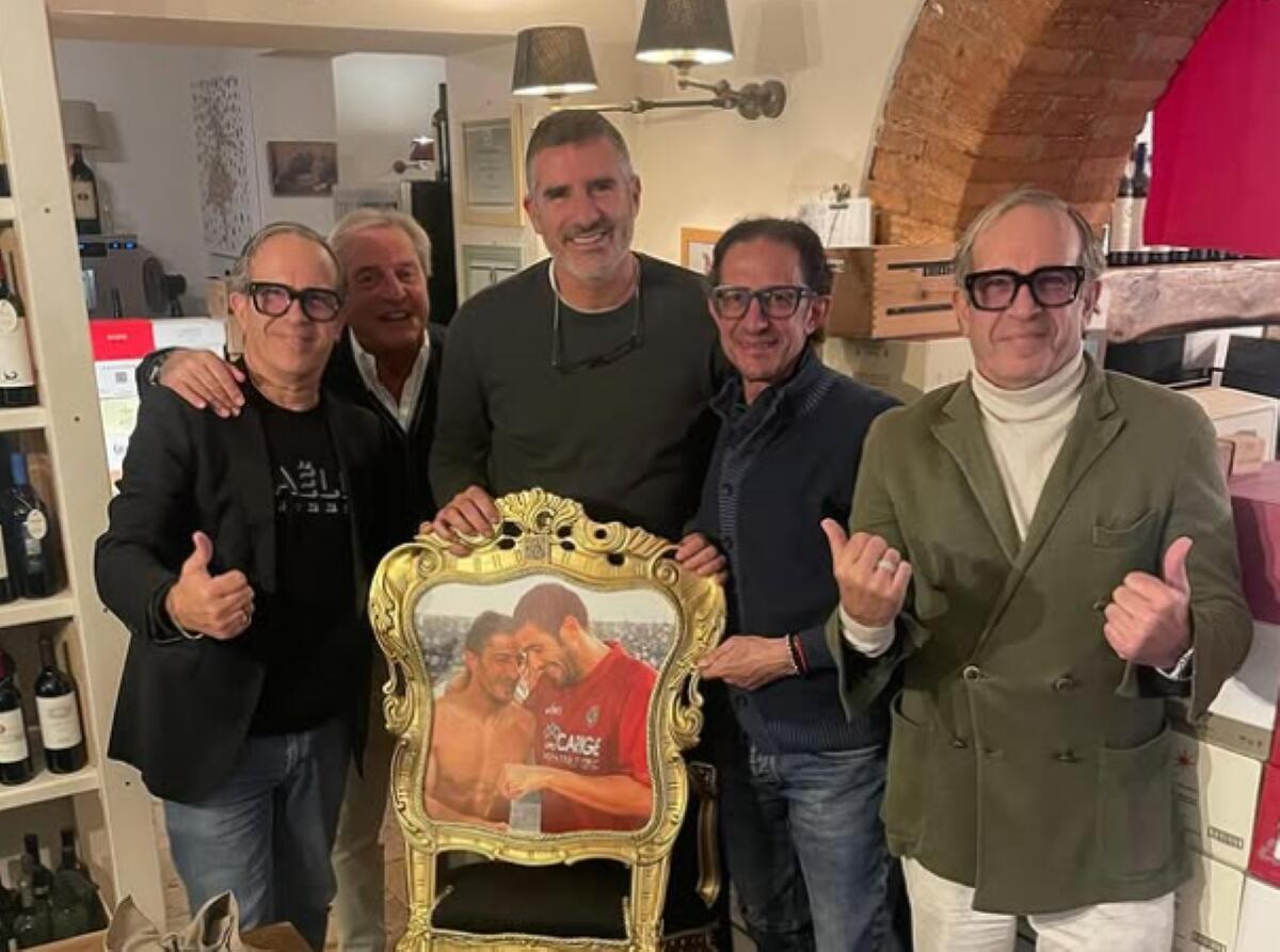 Livorno, un trono d’oro per Igor Protti: il regalo di Cristiano Lucarelli fa commuovere lo Zar – VIDEO Livorno, un trono d’oro per Igor Protti: il regalo di Cristiano Lucarelli fa commuovere lo Zar – VIDEO