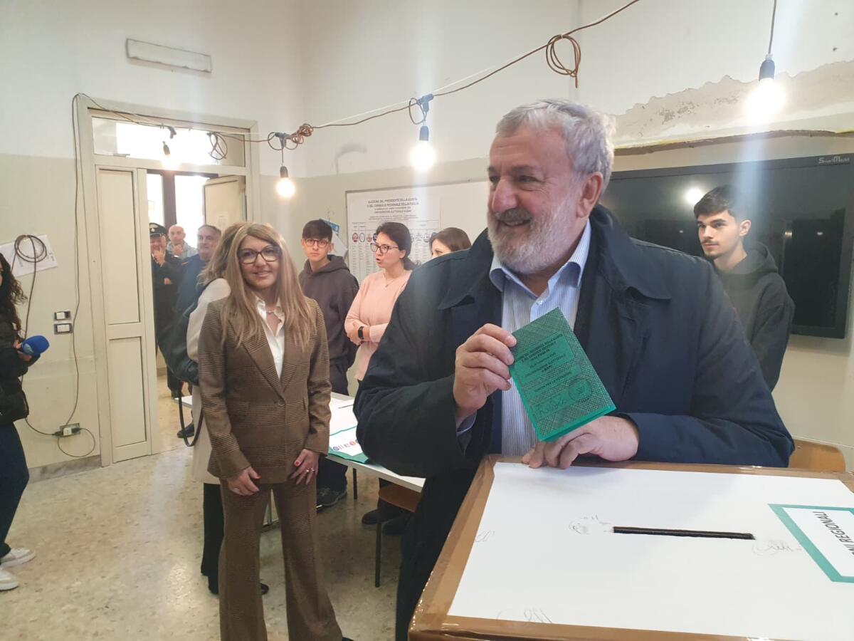 Regionali in Puglia, Michele Emiliano vota a Bari: «Mi spiace che l’affluenza non sia altissima» – VIDEO Regionali in Puglia, Michele Emiliano vota a Bari: «Mi spiace che l’affluenza non sia altissima» – VIDEO