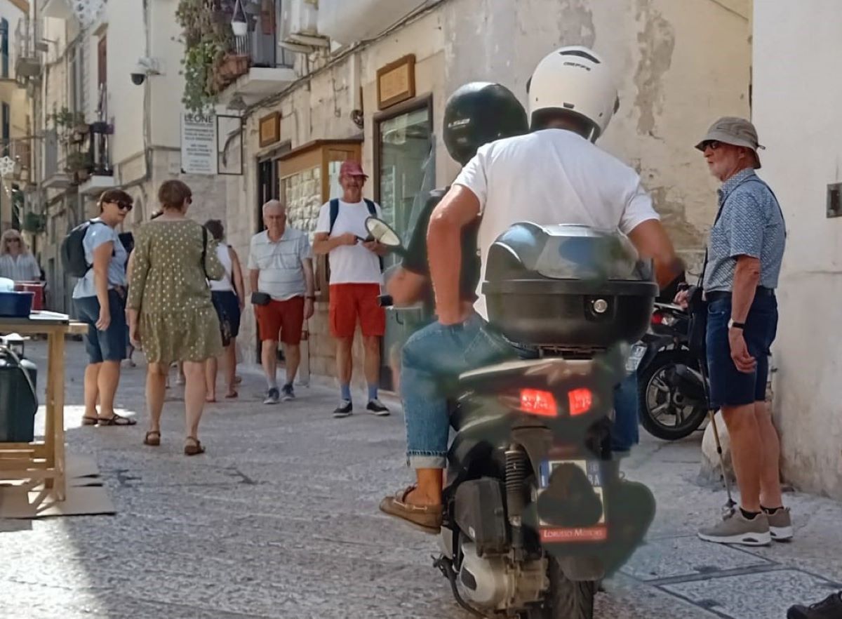 Galleria foto 'Bari, motorini nel Borgo antico: cresce l’esasperazione di residenti e commercianti' - foto 1