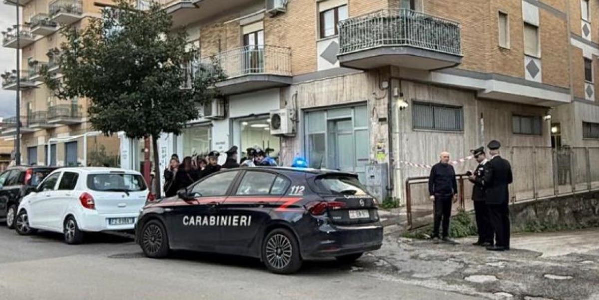 Napoli, 25enne uccide la sorella a coltellate e mostra il corpo alla madre in videochiamata Napoli, 25enne uccide la sorella a coltellate e mostra il corpo alla madre in videochiamata