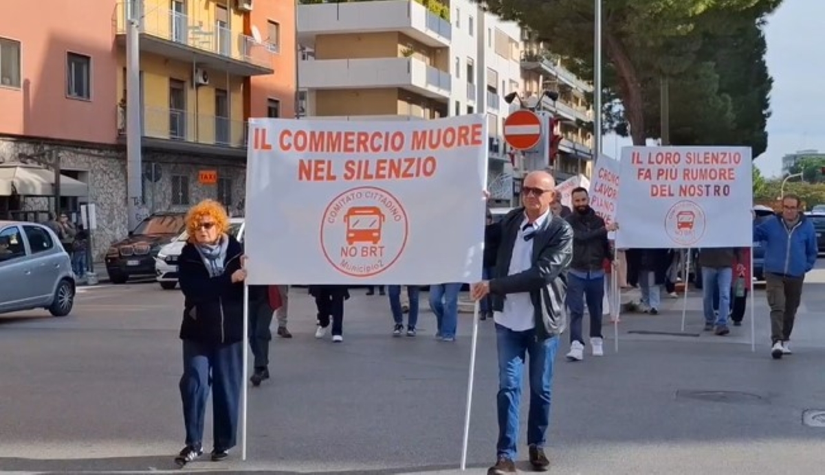 Bari, serrande abbassate contro il Brt nel Municipio 2: «Il commercio muore in silenzio» Bari, serrande abbassate contro il Brt nel Municipio 2: «Il commercio muore in silenzio»