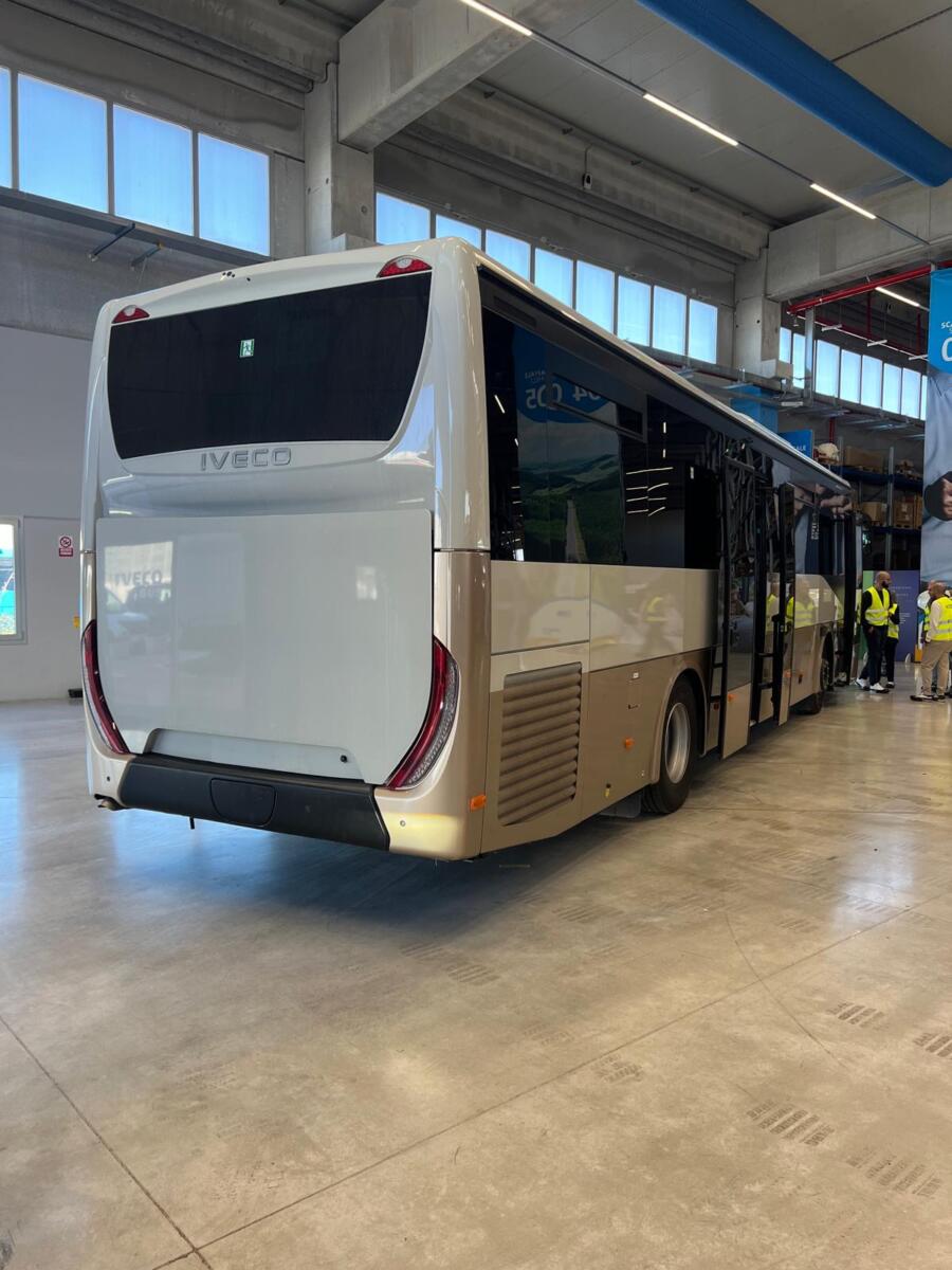 Bari, nuovi bus per la Città metropolitana: consegnati i primi due mezzi moderni e sostenibili
