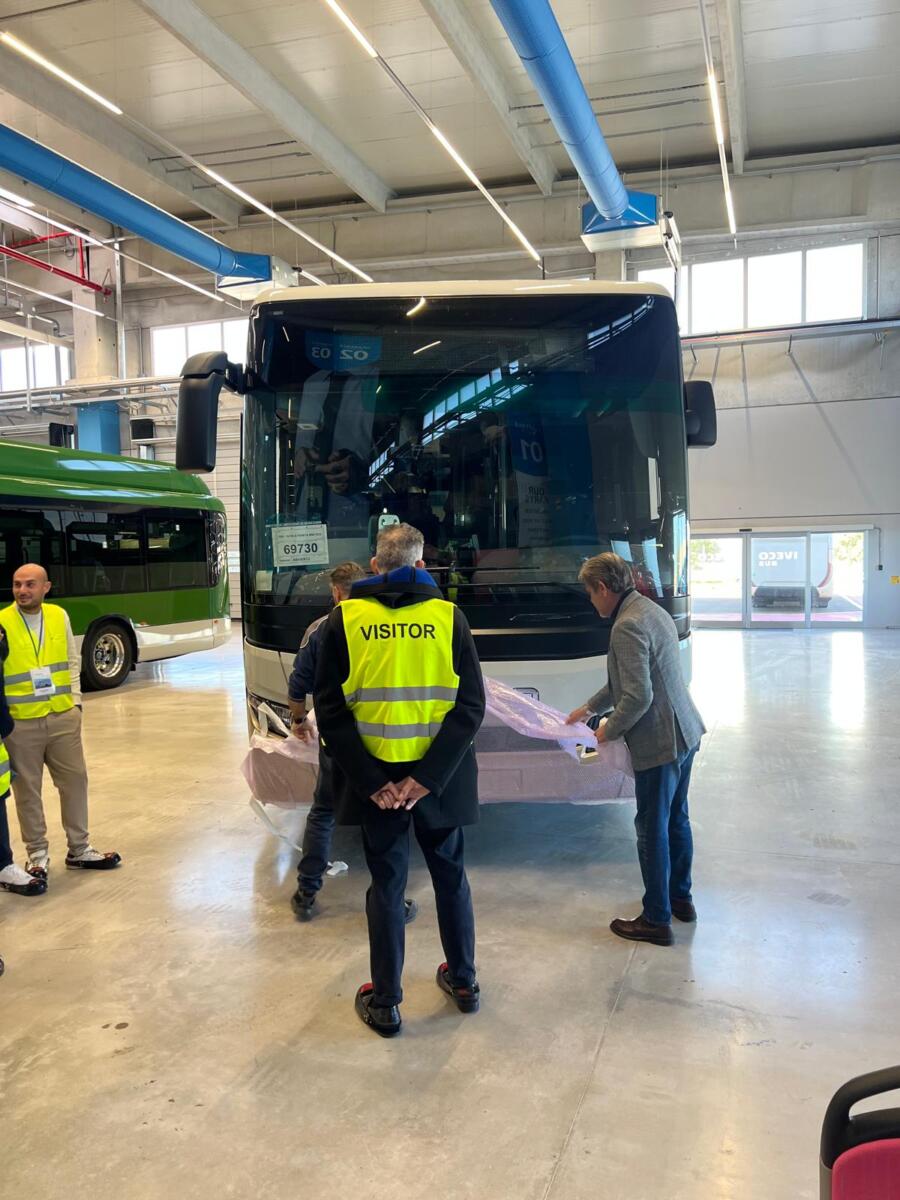 Bari, nuovi bus per la Città metropolitana: consegnati i primi due mezzi moderni e sostenibili