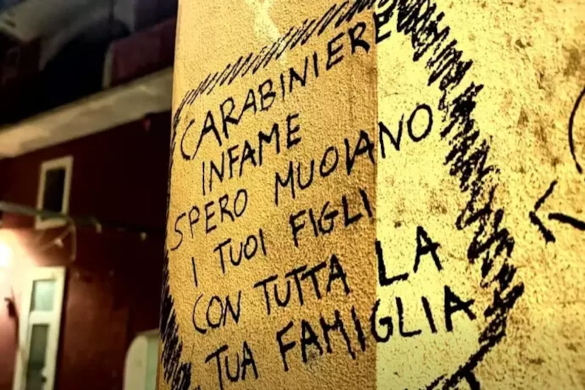 Galleria foto 'Sava, sui muri frasi intimidatorie e violente contro i carabinieri: «Intollerabili e indegne. Basta impunità»' - foto 1
