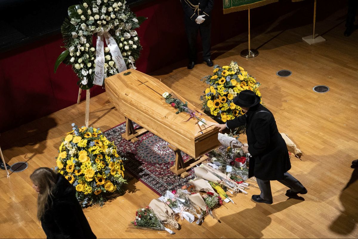A Milano l’ultimo saluto a Ornella Vanoni: in migliaia rendono omaggio all’artista – VIDEO A Milano l’ultimo saluto a Ornella Vanoni: in migliaia rendono omaggio all’artista – VIDEO