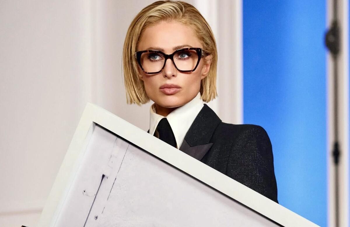 La rivincita delle icone, Paris Hilton reinterpreta lo stile di Karl Lagerfeld La rivincita delle icone, Paris Hilton reinterpreta lo stile di Karl Lagerfeld