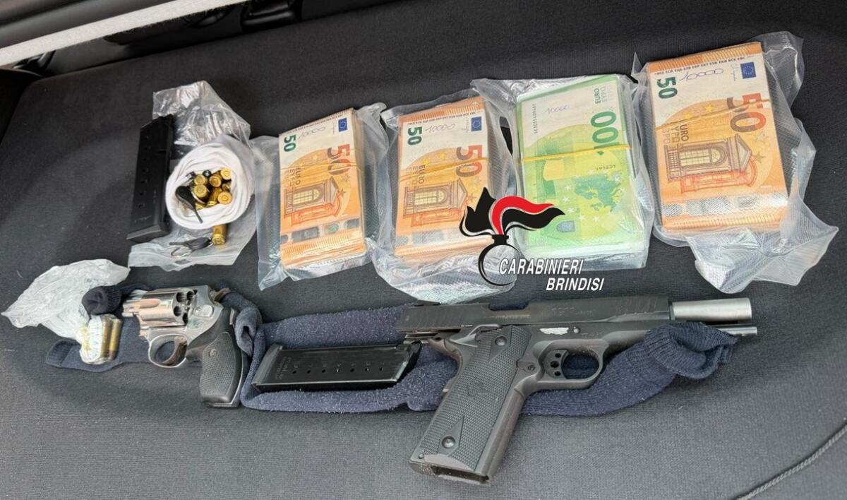 Francavilla Fontana, nasconde due pistole e 75mila euro in contanti: arrestato un 52enne Francavilla Fontana, nasconde due pistole e 75mila euro in contanti: arrestato un 52enne