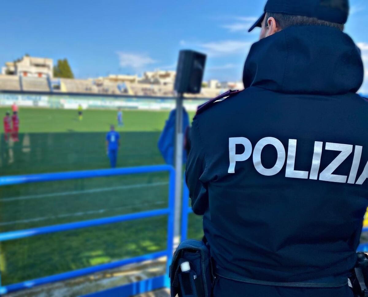 Accende un fumogeno durante la partita di Promozione tra Mesagne e Squinzano: Daspo per un tifoso Accende un fumogeno durante la partita di Promozione tra Mesagne e Squinzano: Daspo per un tifoso