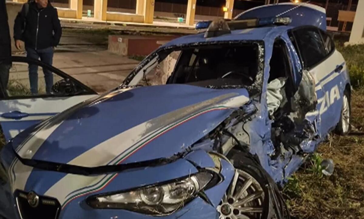 Galleria foto 'Tragedia a Torre del Greco: muore in servizio il poliziotto Aniello Scarpati, grave un collega' - foto 1