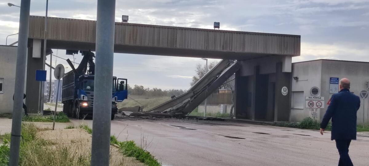 Galleria foto 'Manfredonia, paura al porto industriale: ponte crolla dopo l’urto con la gru di un camion – FOTO' - foto 4