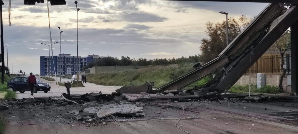 Galleria foto 'Manfredonia, paura al porto industriale: ponte crolla dopo l’urto con la gru di un camion – FOTO' - foto 3
