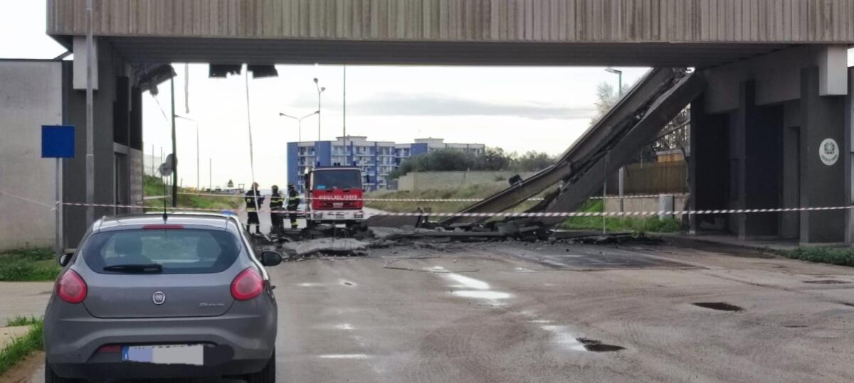 Galleria foto 'Manfredonia, paura al porto industriale: ponte crolla dopo l’urto con la gru di un camion – FOTO' - foto 1