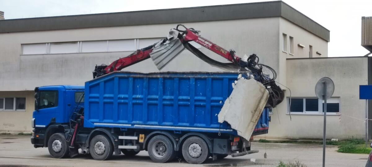 Galleria foto 'Manfredonia, paura al porto industriale: ponte crolla dopo l’urto con la gru di un camion – FOTO' - foto 2