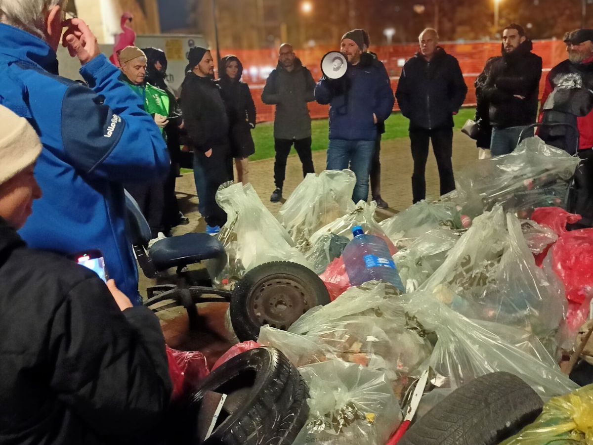Galleria foto 'Bari, la pioggia non ferma i volontari: nel parco Maugeri raccolti 400 chili di rifiuti e 500 mozziconi' - foto 1