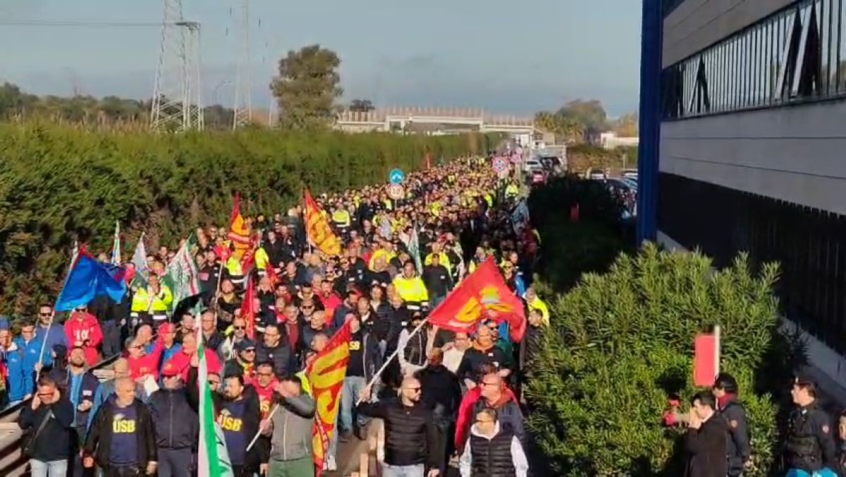 Ex Ilva, mobilitazione degli operai a Taranto: fabbrica occupata e blocchi stradali – VIDEO Ex Ilva, mobilitazione degli operai a Taranto: fabbrica occupata e blocchi stradali – VIDEO