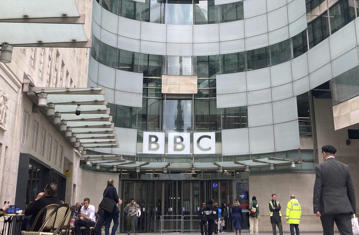 Dimissioni ai vertici della BBC: bufera per il documentario su Trump e il discorso manipolato Dimissioni ai vertici della BBC: bufera per il documentario su Trump e il discorso manipolato