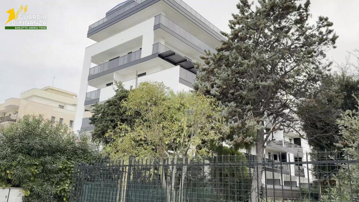 Galleria foto 'Trani, bancarotta fraudolenta e autoriciclaggio: sequestrati beni per 65 milioni di euro a società edili – VIDEO' - foto 1