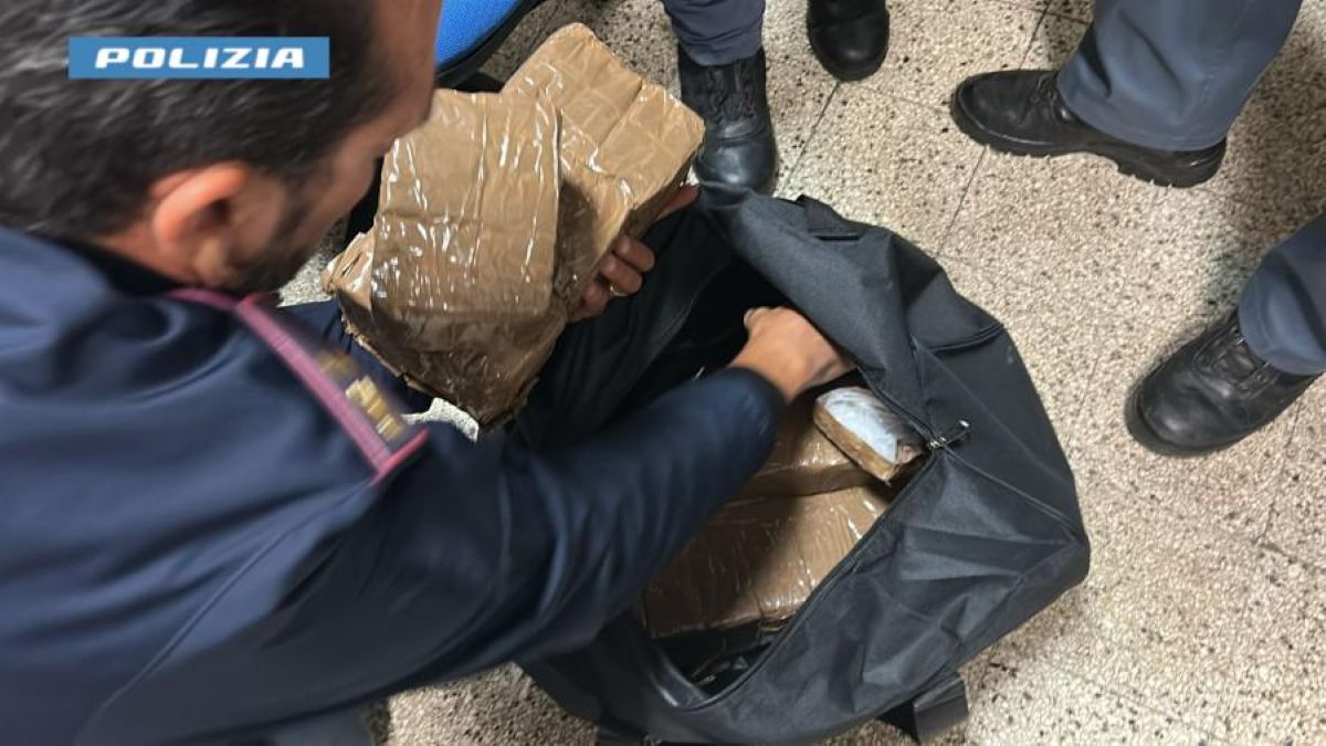 Lecce, in una Mercedes con 20 chili di hashish: arrestati due uomini di 39 e 36 anni – FOTO Lecce, in una Mercedes con 20 chili di hashish: arrestati due uomini di 39 e 36 anni – FOTO