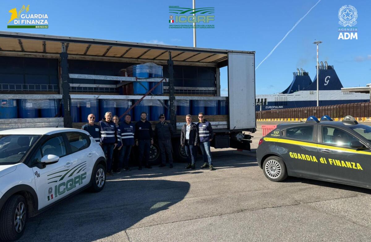 Brindisi, passata di pomodoro bulgara spacciata per “made in Italy”: maxi sequestro al porto -VIDEO Brindisi, passata di pomodoro bulgara spacciata per “made in Italy”: maxi sequestro al porto -VIDEO