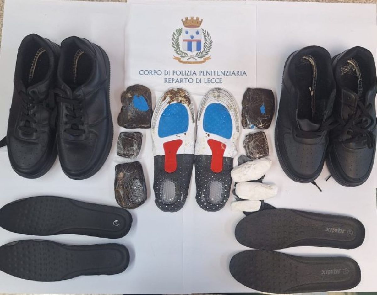 Galleria foto 'Lecce, va a trovare il padre in carcere e prova a passargli la droga nascosta nelle scarpe: arrestato minore' - foto 1