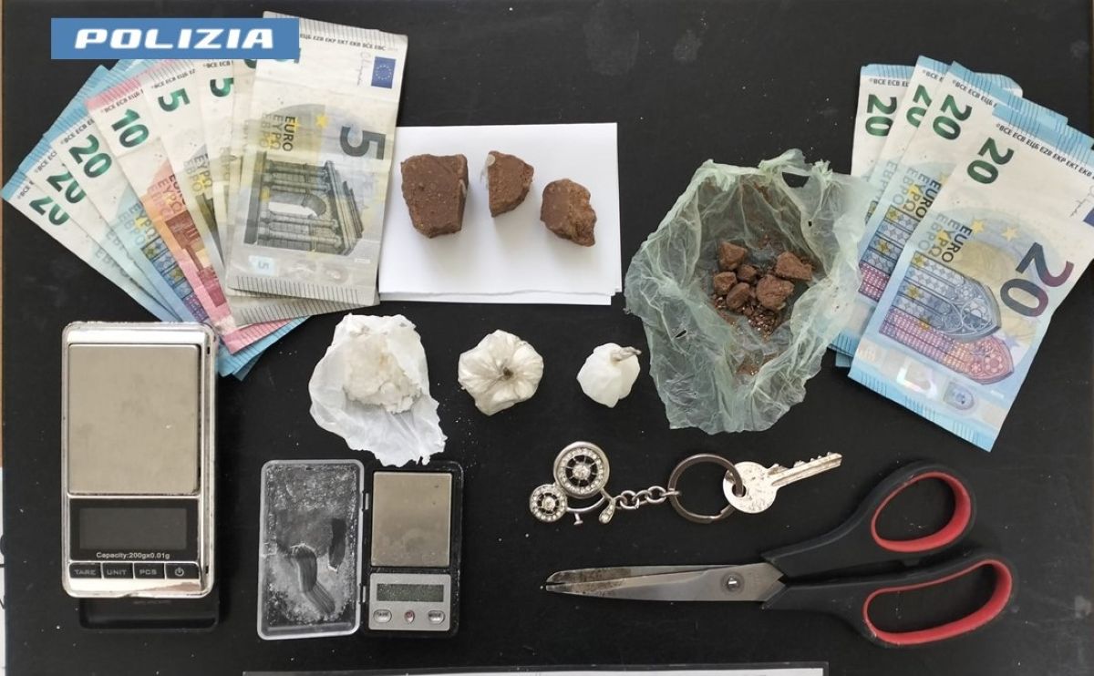 Taranto, la base dello spaccio in un appartamento disabitato del rione Tamburi: arrestato un 19enne