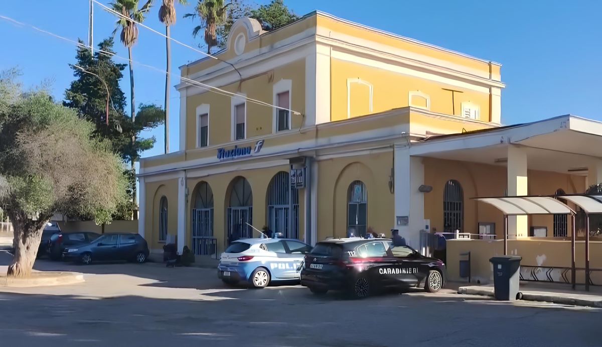 Paura sulla linea Lecce-Bari, uomo armato minaccia passeggeri e capotreno: arrestato Paura sulla linea Lecce-Bari, uomo armato minaccia passeggeri e capotreno: arrestato