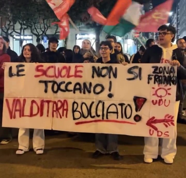 Valditara a Bari: «In 3 anni assunti 156mila docenti precari». Protesta degli studenti
