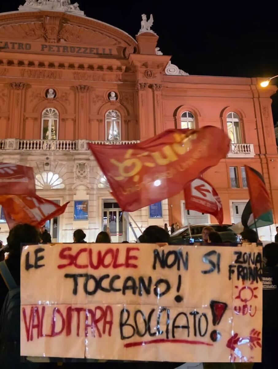 Valditara a Bari: «In 3 anni assunti 156mila docenti precari». Protesta degli studenti