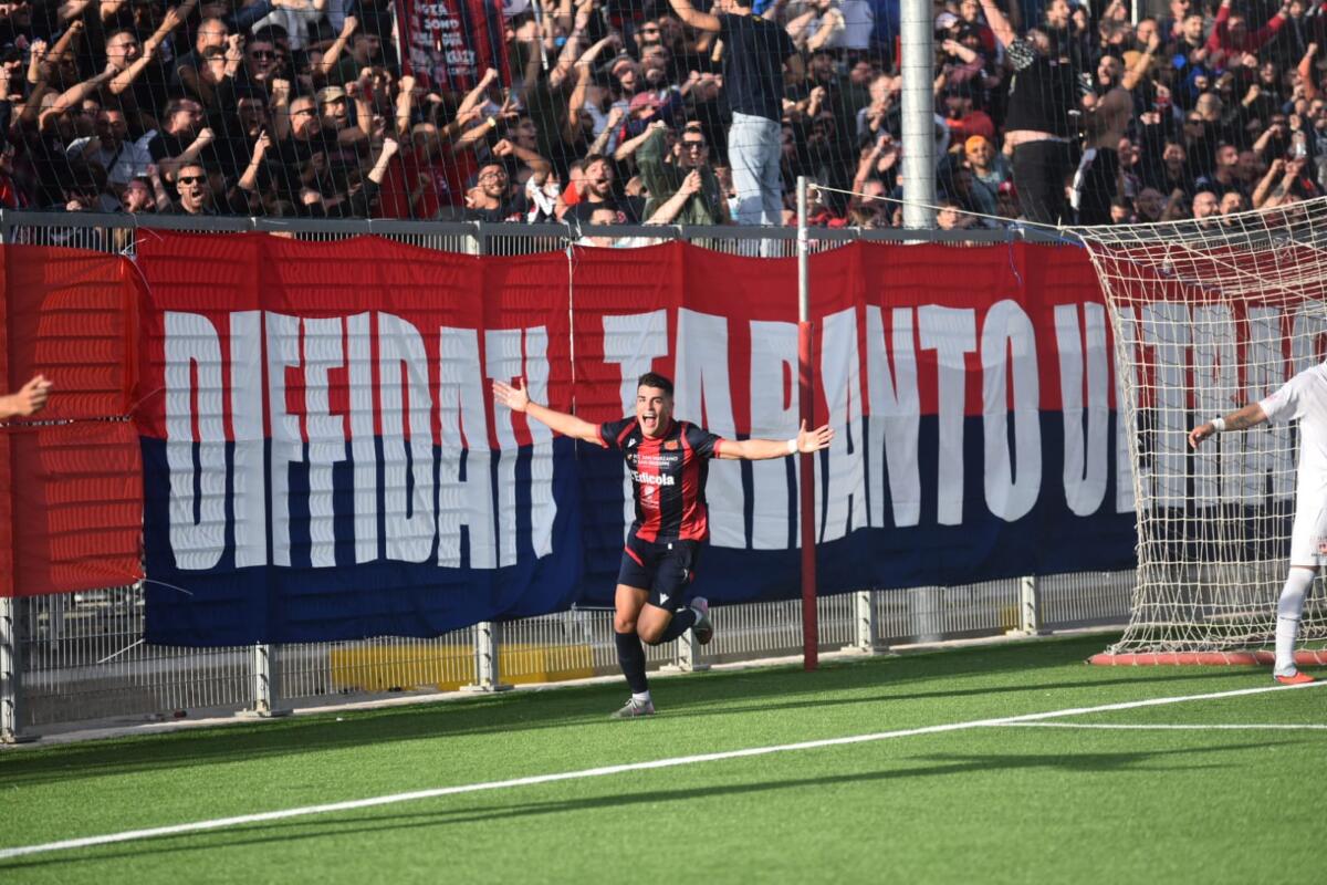 Galleria foto 'Eccellenza, il Taranto vince e convince: i rossoblù vincono 3-1 lo scontro al vertice contro il Canosa' - foto 1