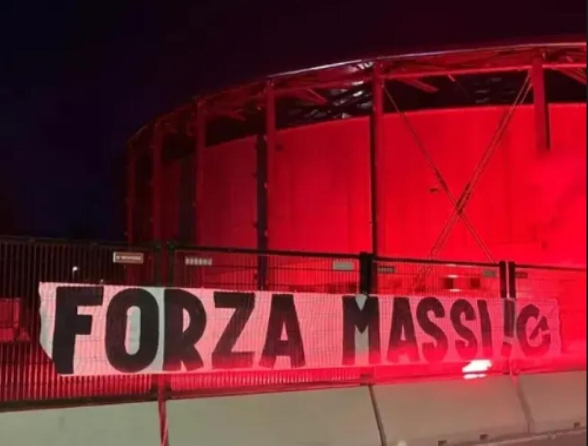 Galleria foto 'Serie B, tifoso cade nel fossato dello stadio Picco in Spezia-Bari: 53enne ricoverato in rianimazione' - foto 1