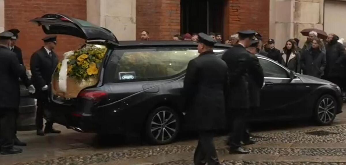Ornella Vanoni, don Luigi Gardini ai funerali: «È sempre stata la musica a possederla» Ornella Vanoni, don Luigi Gardini ai funerali: «È sempre stata la musica a possederla»