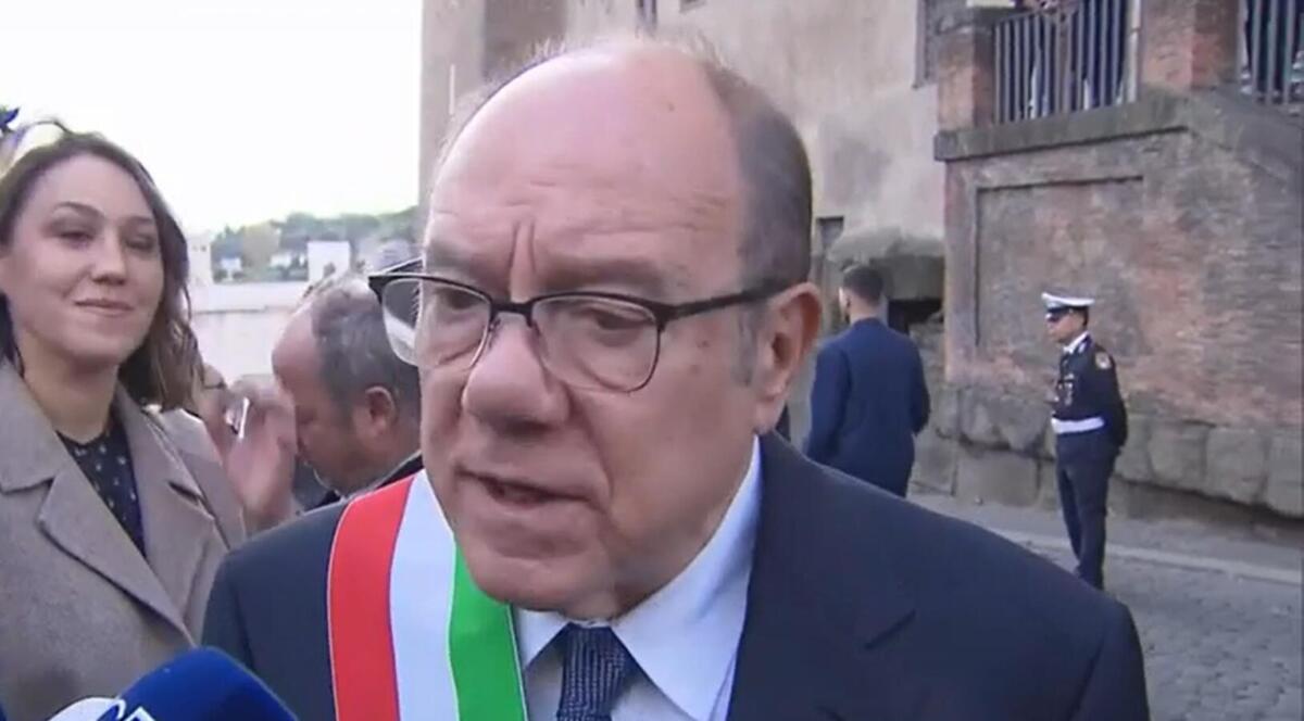 Roma, Carlo Verdone sindaco per un giorno: una festa di città e di affetto Roma, Carlo Verdone sindaco per un giorno: una festa di città e di affetto