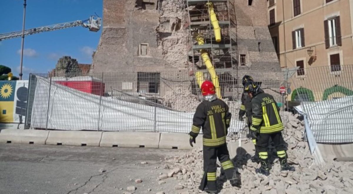 Galleria foto 'Roma, crolla parte della Torre dei Conti ai Fori Imperiali: ferito un operaio, traffico chiuso' - foto 1