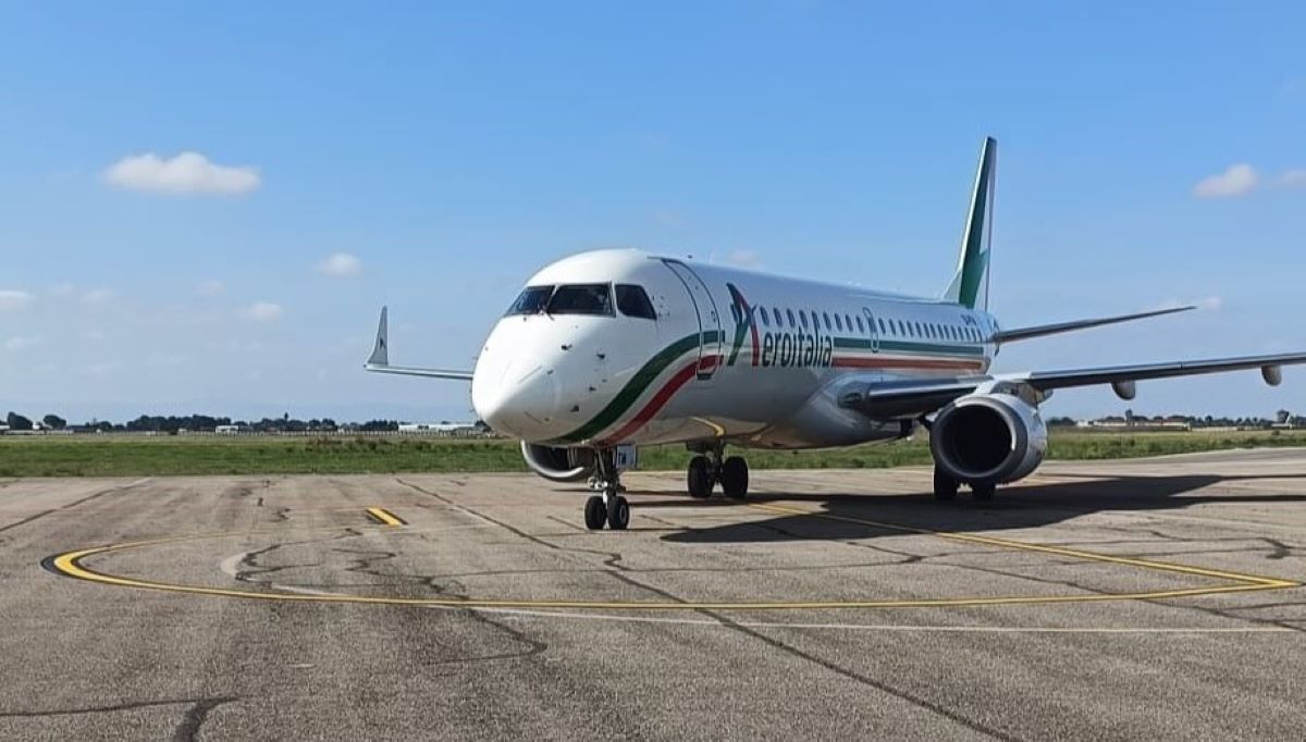 Galleria foto 'Aeroitalia, rinviato il primo viaggio Foggia-Milano: volo sostitutivo per 65 passeggeri, partiti in ritardo' - foto 1