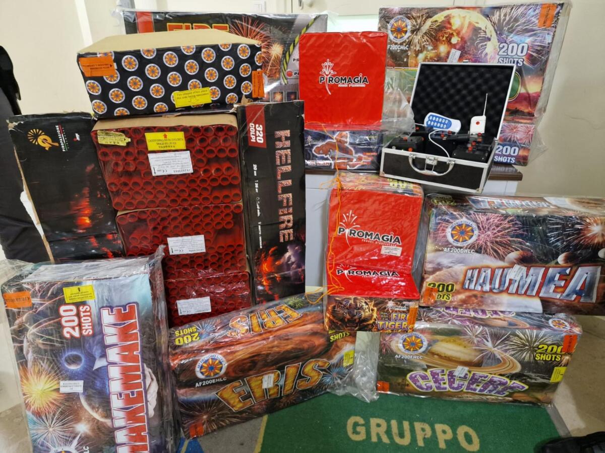 Galleria foto 'Bari, fuochi pirotecnici illegali a Japigia e sigarette di contrabbando al Libertà: scatta il sequestro' - foto 1